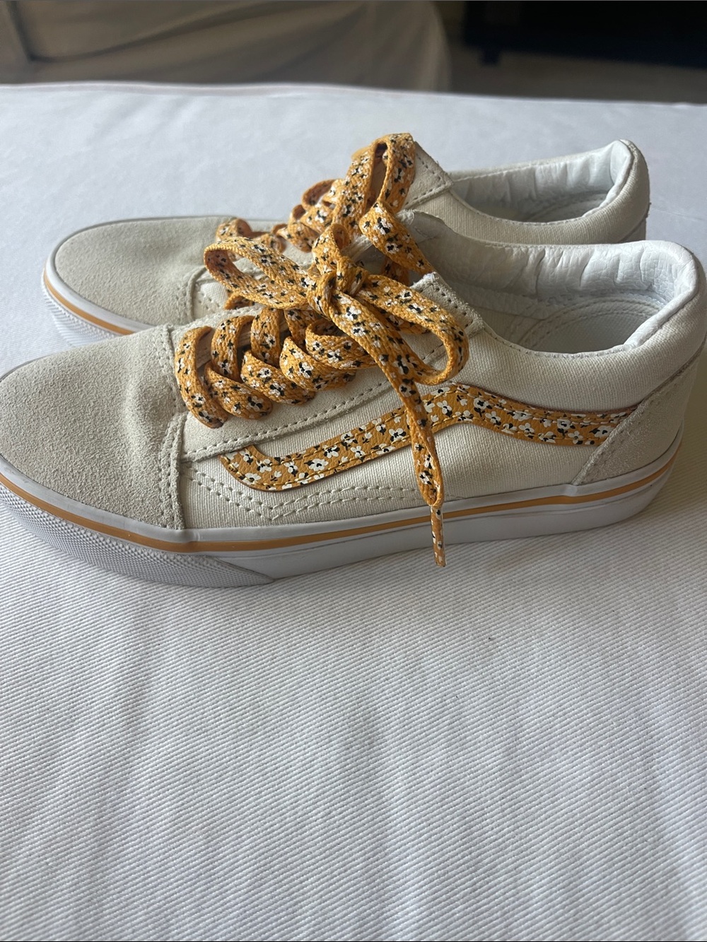 NWOT VANS Girls Size 1 Cream Kids Sneakers with Yellow Floral Laces - Picture 2 of 11
